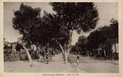 Castellammare Adriatico, Viale dei Pini, in fondo a sinistra Villa Urania